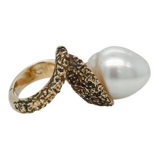 Vintage Brutalist Textured 14 Karat Yellow Gold & Baroque Pearl Cocktail Ring Size 4.5 For Sale