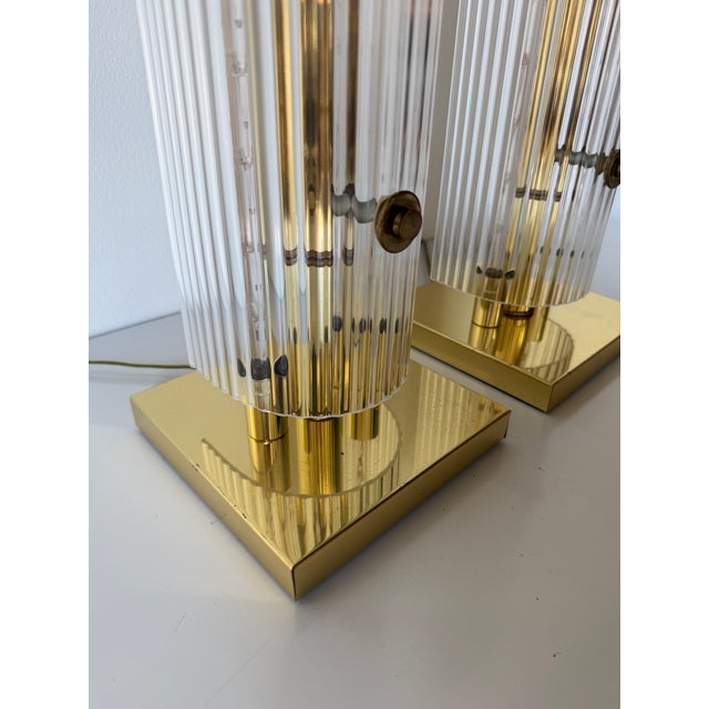 1980s Vintage Sciolari Style Brass & Clear Ribbed Lucite Table Lamps – Pair For Sale - Image 11 of 12