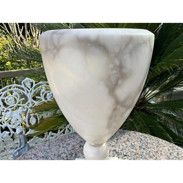 1970s Neo-Classical Italian Alabaster Urn Table Lamp with Acrylic Base, 1970 For Sale - Image 5 of 7