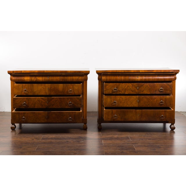 Italian Pair of Italian 18th Century Walnut Four-Drawer Commodes with Bookmatched Veneer For Sale - Image 3 of 12