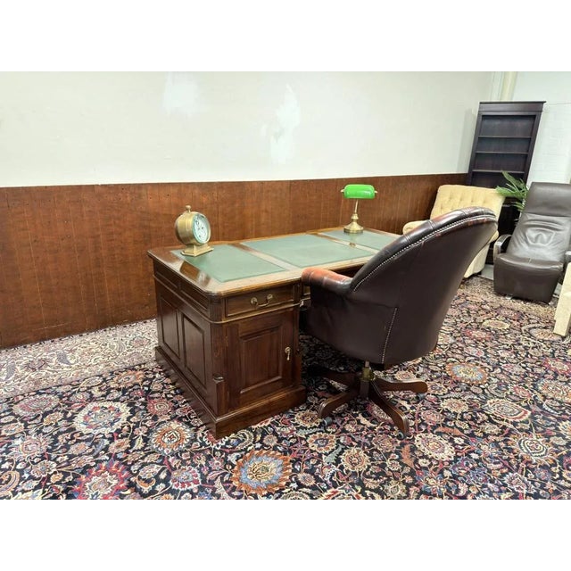 English Chesterfield Desk in Teak, in Good conditions. Designed 1920 to 1949