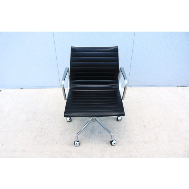 Mid-Century Modern Mid-Century Herman Miller Eames Aluminum Group Black Leather Management Chair For Sale - Image 3 of 12