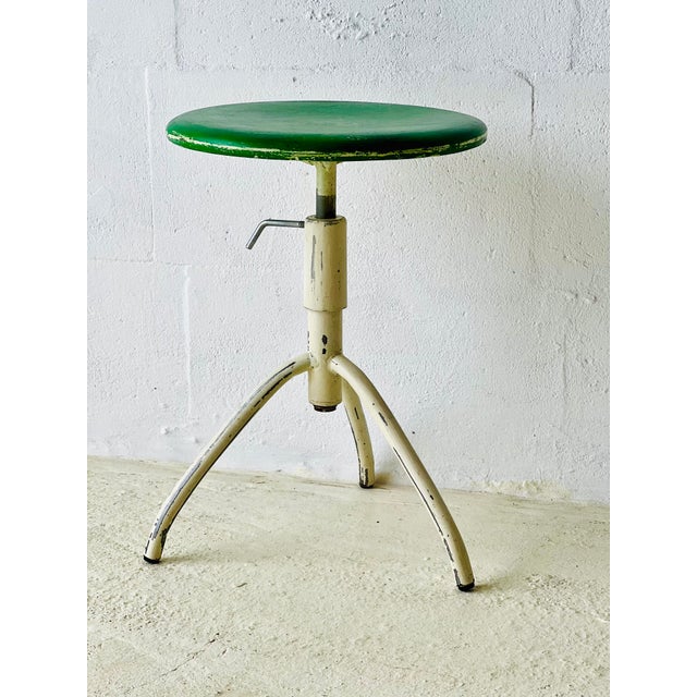 This green industrial stool is adjustable: minimum height is 40 cm, maximum 60cm.