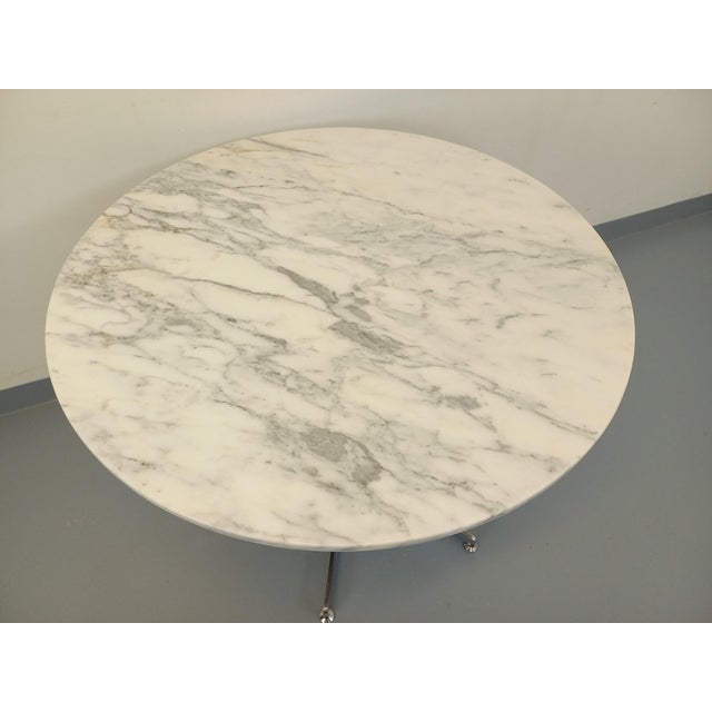 Vintage 1970s round dining table with a round white marble top and light gray veining, and a central 6-legged chrome-...