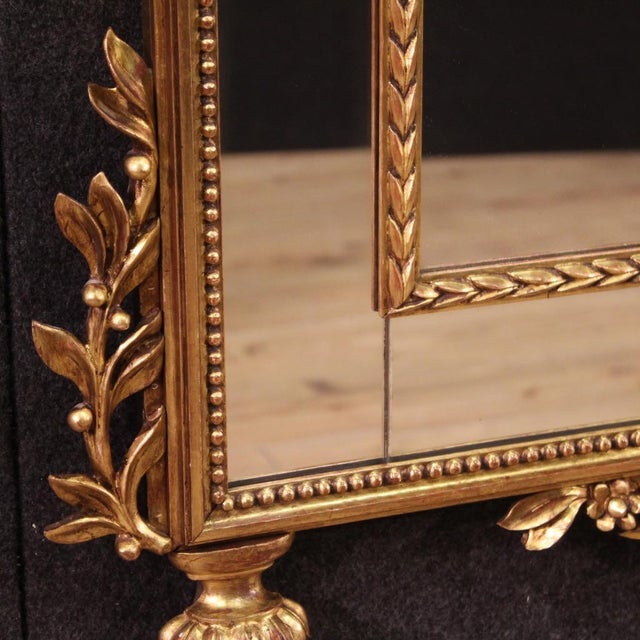 Elegant Italian mirror from the second half of the 20th century. Finely carved and gilded wooden furniture, in Louis XVI...