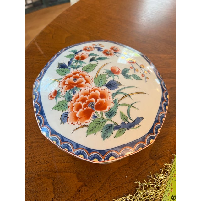 White 1970s Yukiyama Paki Floral Ceramic Box With Lid and Floral Details For Sale - Image 8 of 9