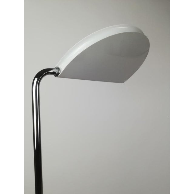 A slim and elegant floor lamp, designed in 1970 by Bruno Gecchelin for Skypper. The advent of the halogen lamp has...