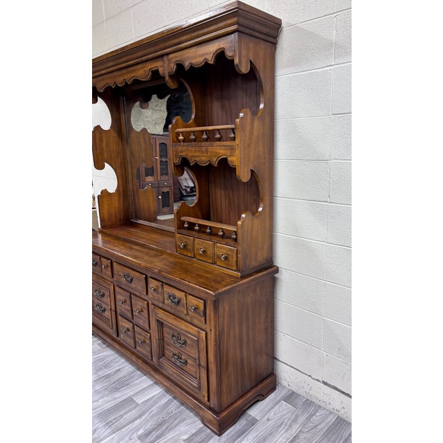Huntley Furniture Co. Vintage Circa 1970s Huntley Furniture Thomasville Dresser W/ Mirrored Display Hutch For Sale - Image 4 of 11