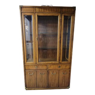 Vintage Huntley Thomasville Campaign Style Pecan China Display Cabinet For Sale