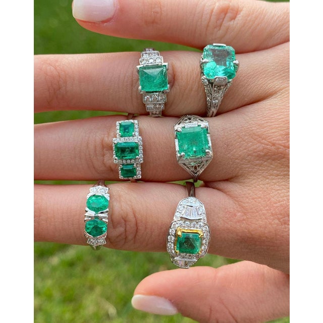 2-Stone 0.92CT TW Round Cut Natural Emerald Ring in 18k White Gold, Size 5 For Sale In Miami - Image 6 of 7