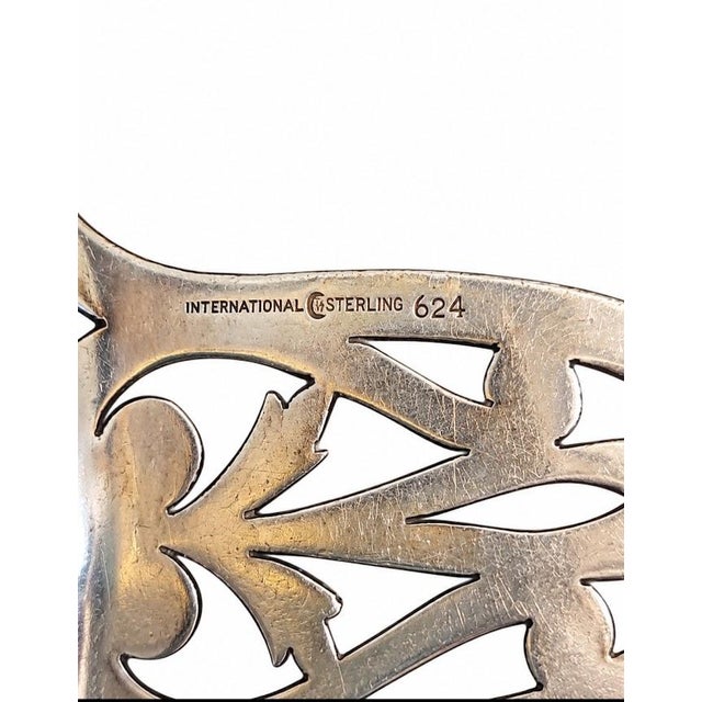 Beautiful mid-century Colonial Revival sterling silver porringer bowl, manufactured by the renowned International Silver...