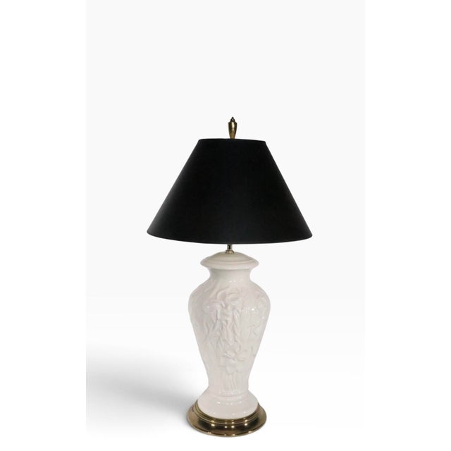 Late 20th Century Decorative White Ceramic Raised Foliate Design Table Lamp For Sale - Image 13 of 18