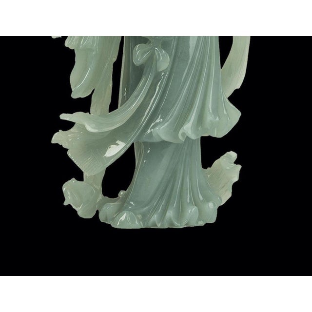 This jadeite carving of a standing lady was realized in China in the 20th century. Realized in green jadeite, this...