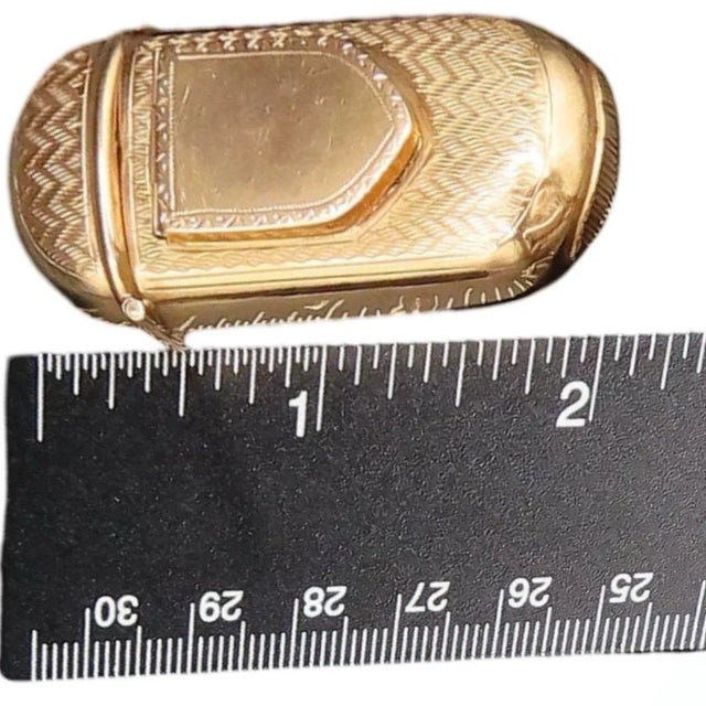 18k Gold Antique French Pillbox Vinaigrette Case, c.1850 For Sale In Philadelphia - Image 6 of 7