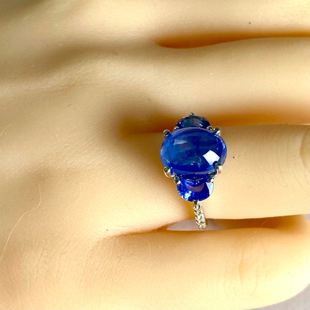 Contemporary 18 Karat Gold 7.37 Ceylon Cabochon Sapphire Half Moon Sapphire Diamond Ring Size 6 For Sale - Image 3 of 7