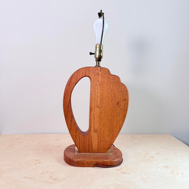 Vintage Mid-Century Modern Oak & Brass Sculptural Table Lamp — Cutout Base, Abstract Harp Shape For Sale In Chicago - Image 6 of 7