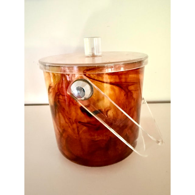 Mid-Century Modern Vintage Tortoiseshell Lucite Ice Bucket With Clear Lid and Handle For Sale - Image 3 of 6
