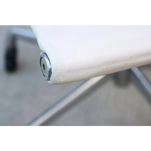 Mid-Century Herman Miller Eames Aluminum Group Management Chair in White Leather For Sale - Image 17 of 18