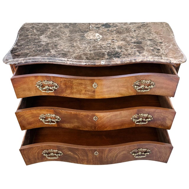 French 1980s Henredon Louis XV Style Serpentine Mahogany Commode With Marble Top & Ball and Claw Feet For Sale - Image 3 of 18