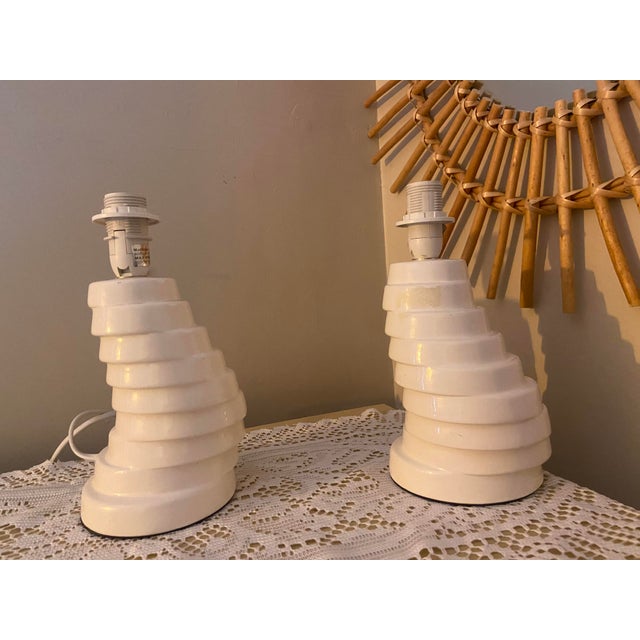 Vintage Postmodern White Sculptural Spiral Table Lamps With Frosted Glass Shades – Pair For Sale - Image 4 of 8