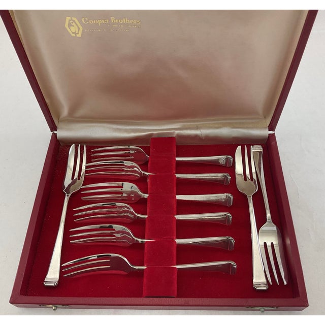 Mappin & Webb A Vintage New Set of 9 Silver Pastry Forks, Art Deco For Sale - Image 4 of 12