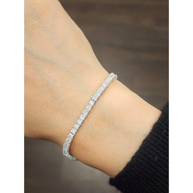 This modern tennis bracelet showcases refined sophistication, designed to captivate with its timeless elegance. Adorned...