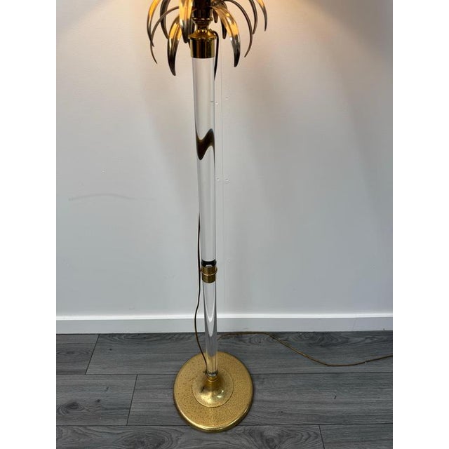 Italian Floor Lamp in Acrylic Glass and Brass with Palm Leaves Motifs, 1970 For Sale - Image 3 of 8