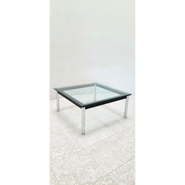 This essential Bauhaus low LC10 Table Tube en Basse, from the Cassina iMaestri Collection was designed by Le Corbusier,...
