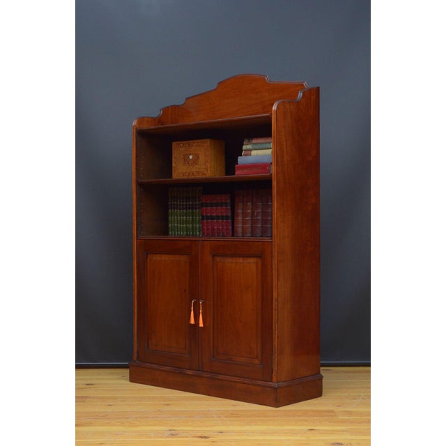 Victorian Open Bookcase in Mahogany, in Good conditions. Designed before 1890