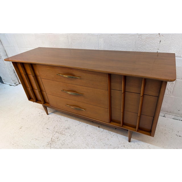 Kent Coffey Walnut Lowboy Dresser With Nine Drawers, 1960s For Sale In New York - Image 6 of 18