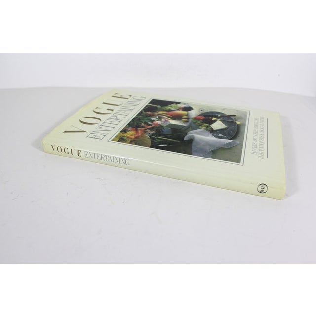 1988 Vogue Entertaining Hard cover coffee table book with dust jacket. The hard cover is white. This is in excellent...