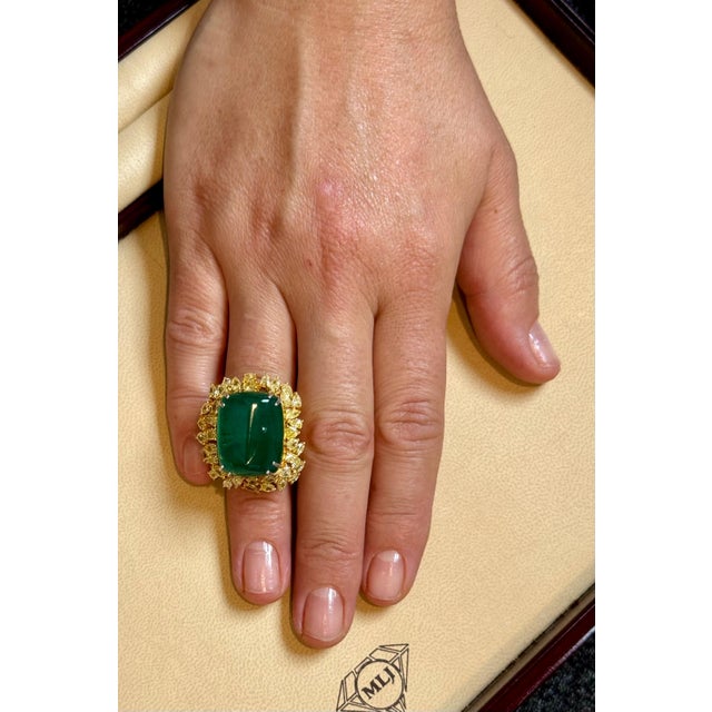 27.89 Ct Natural Colombian Emerald Cabochon & 5.73 Ct Yellow Diamond Ring 18 Kt, Size 6 For Sale - Image 12 of 18