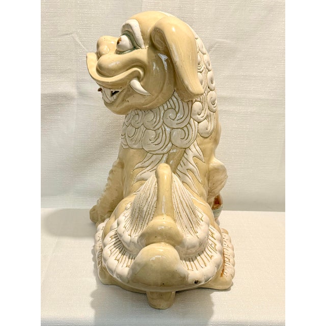 Monumental Circa 1980s Cream & White Ceramic Foo Dog Statue (18" Wide) - Mottahedeh Style For Sale In Mobile - Image 6 of 11