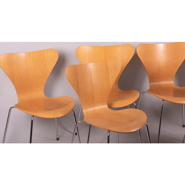 onic Series 7 dining chairs designed by Arne Jacobsen for Fritz Hansen. One of the most celebrated chair designs of the...