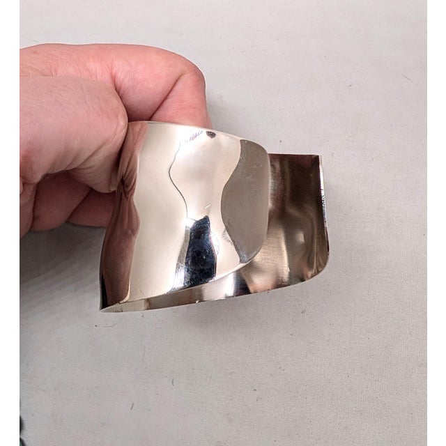 1970s Vintage 1977 Signed Napier Book Piece Rhodium Plated Wavy Cuff Bracelet For Sale - Image 5 of 11