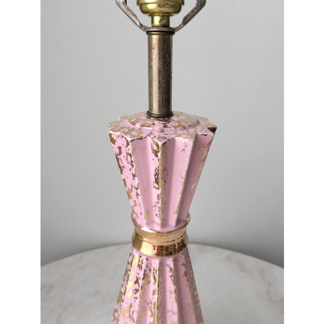 Mid-Century Modern 1950s Mid-Century Modern Atomic Pink & Gold Table Lamp For Sale - Image 3 of 6
