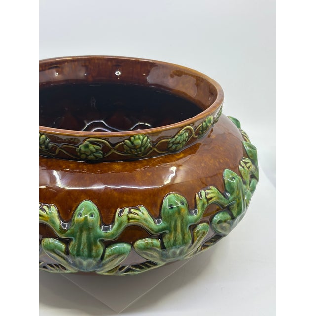Bordallo Pinheiro Jardinière Bowl With Frogs & Artichoke Leaf Border For Sale - Image 9 of 10