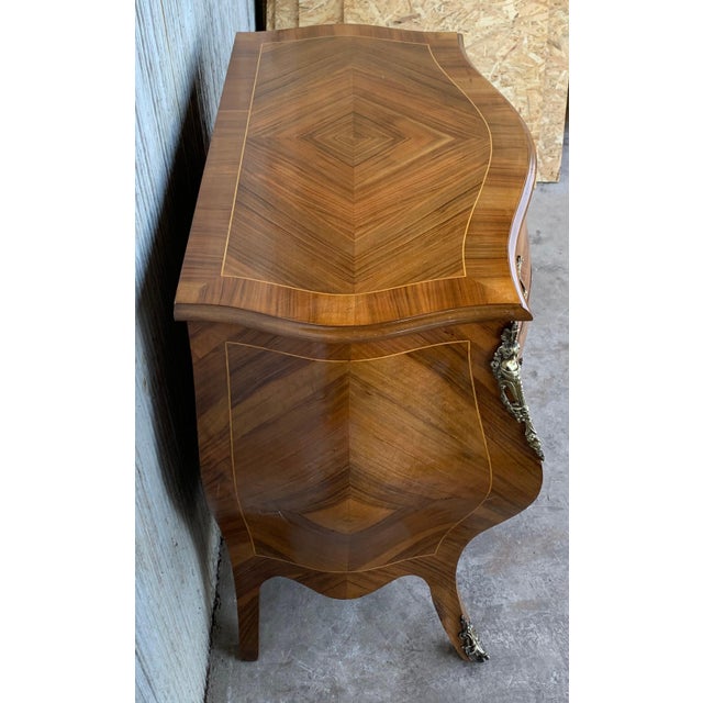 Early 20th Century French Louis XV Style Fine Kingwood and Marquetry Ormolu Mounted Bombe Commode For Sale In Miami - Image 6 of 18