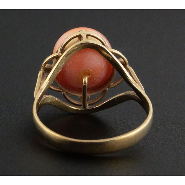 Art Nouveau 18k Gold Angel Skin Coral Cabochon Cocktail Ring Vintage For Sale - Image 3 of 5
