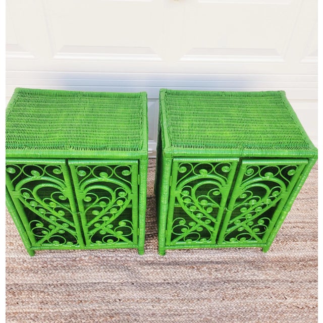 Serena & Lily Vintage Customized Bright Kelly Green Fiddle Fern Head Wicker Nightstands End Tables- a Pair For Sale - Image 4 of 10