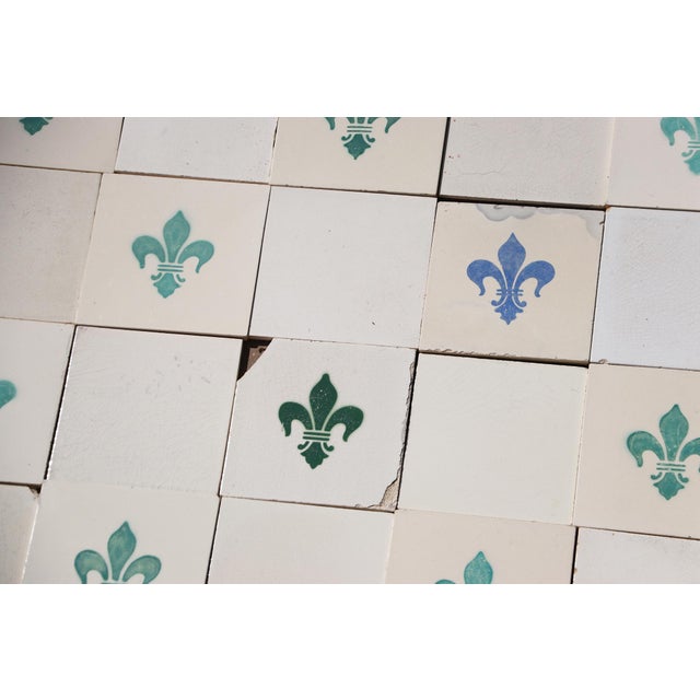 Baroque 1900s Portuguese Large Antique Fleur-De-Lis & Plain White Tiles Set of 77 For Sale - Image 3 of 18