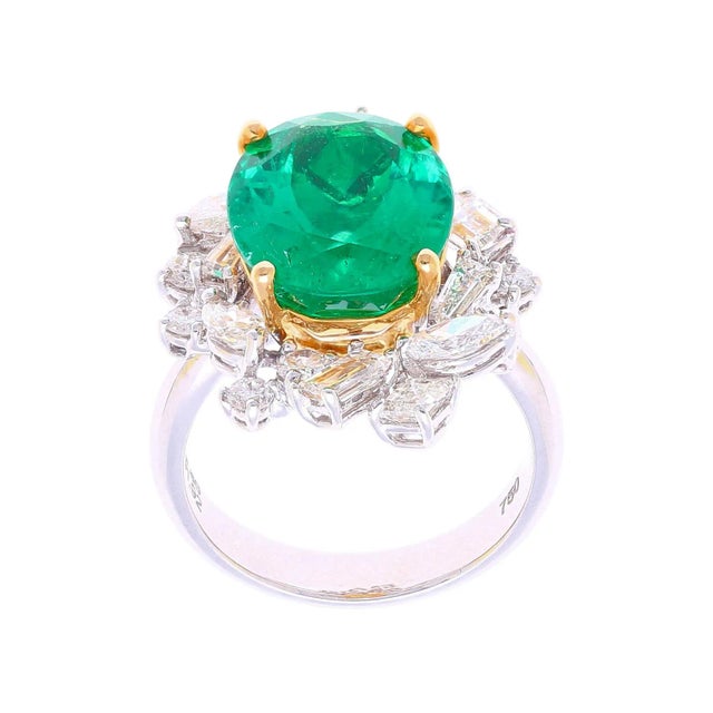 Late 20th Century 6.79 Carat Minor Oil Colombian Emerald and Diamond 18k Gold Ring Size 6 For Sale - Image 4 of 10