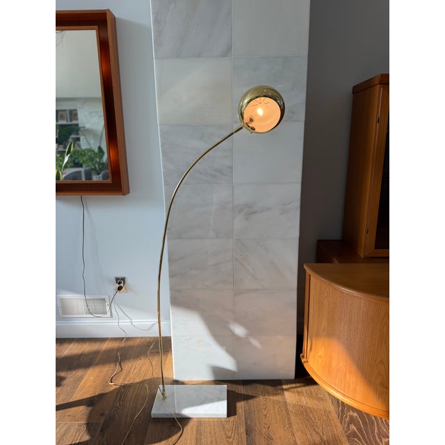 Vintage Italian Brass Arc Floor Lamp with Genuine Marble Base An elegant vintage brass arc floor lamp featuring a...
