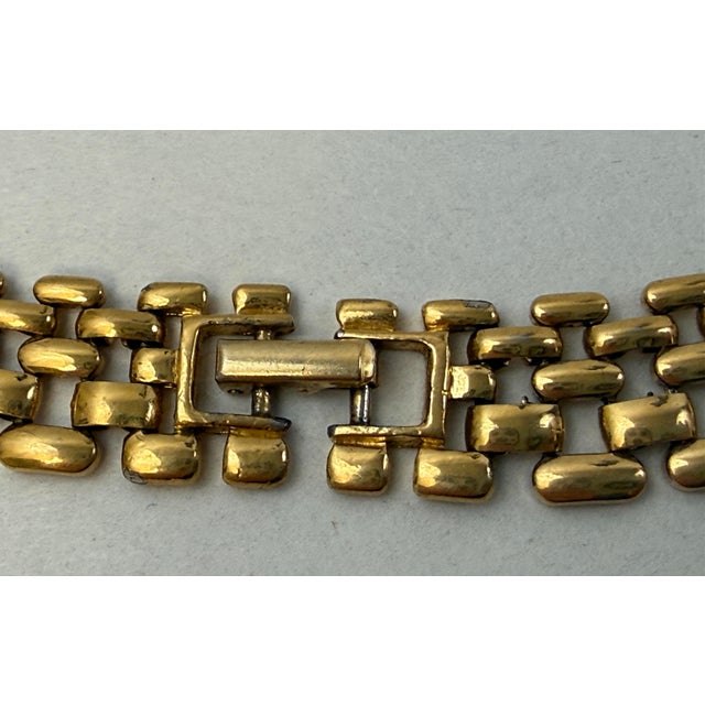 1980s Trifari 80s Panther Link Purple Lucite Cabachon Gold Toned Necklace Vintage For Sale - Image 5 of 8