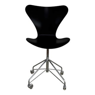 Scandinavian Modern Arne Jacobsen Series 7 Black & Chrome Office Chair by Fritz Hansen For Sale