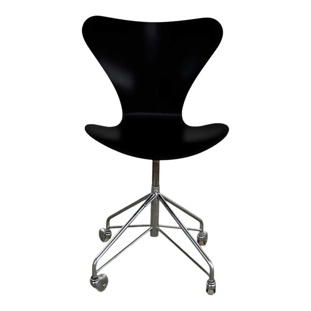 Scandinavian Modern Arne Jacobsen Series 7 Black & Chrome Office Chair by Fritz Hansen For Sale