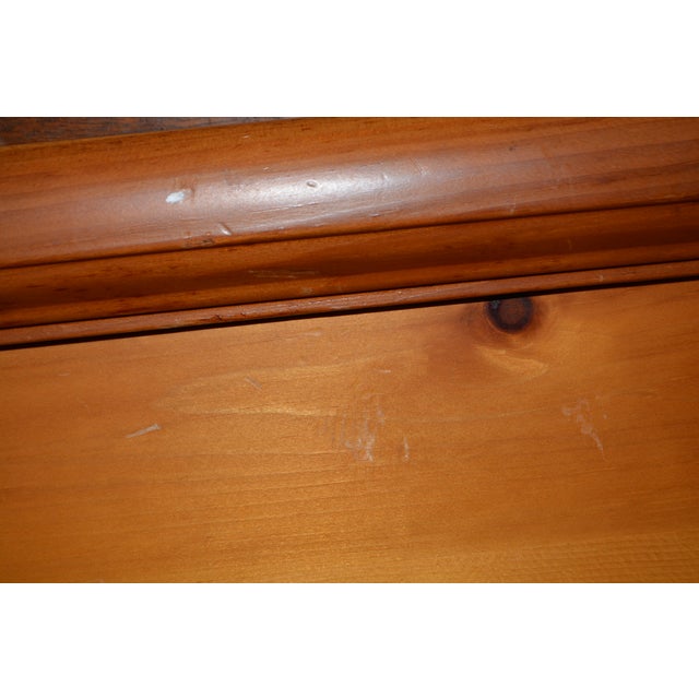 Wood Vintage Bassett Knotty Pine Four Poster Queen Bed W/ Carved Pineapple Finials For Sale - Image 7 of 18