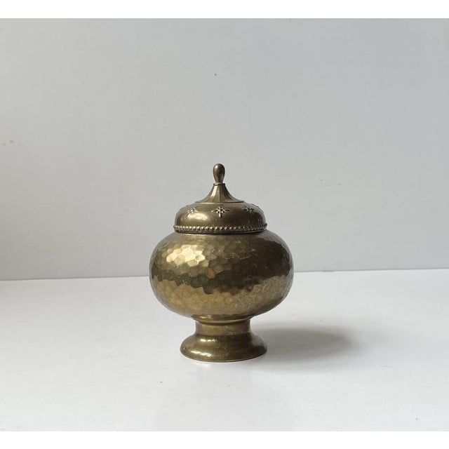 Art Deco Italian Tea Jar in Hammered Brass, 1940s For Sale - Image 3 of 9