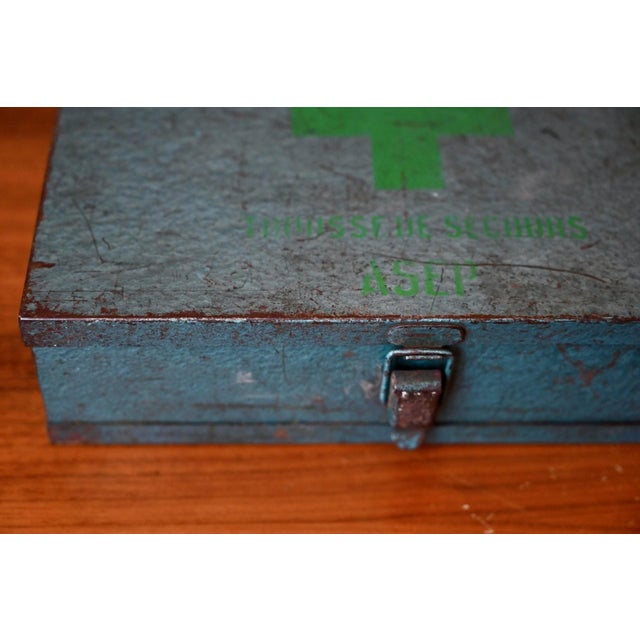 1950s Vintage Hammered Metal First Aid Kit in Blue-Green from Asep, 1950s For Sale - Image 5 of 10