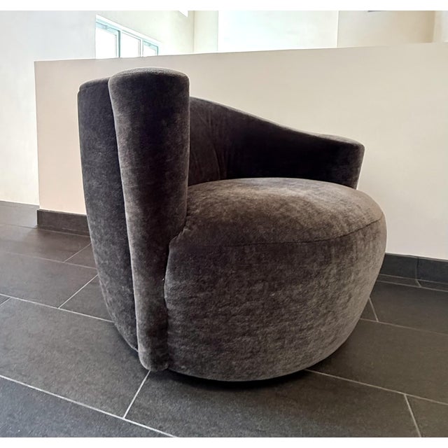 Vladimir Kagan Sculptural Weiman Swivel Lounge Chairs in the Manner of Vladimir Kagan – Pair – Belgian Mohair – 1970s For Sale - Image 4 of 11